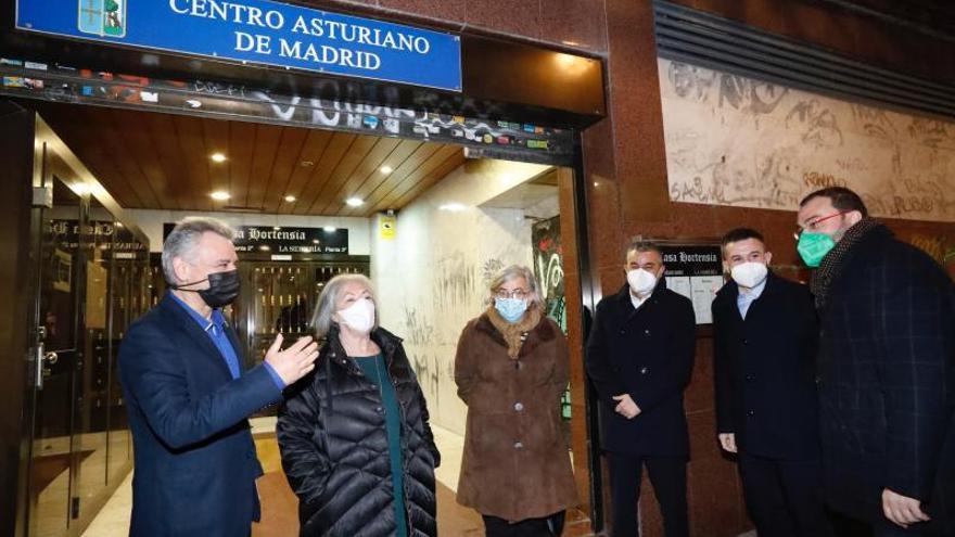 Por la izquierda, Valentín Martínez-Otero y María Jesús Andrés reciben a  la alcaldesa de Gijón, Ana González, el consejero Alejandro Calvo, el viceconsejero Jorge García y al presidente del Principado, Adrián Barbón.