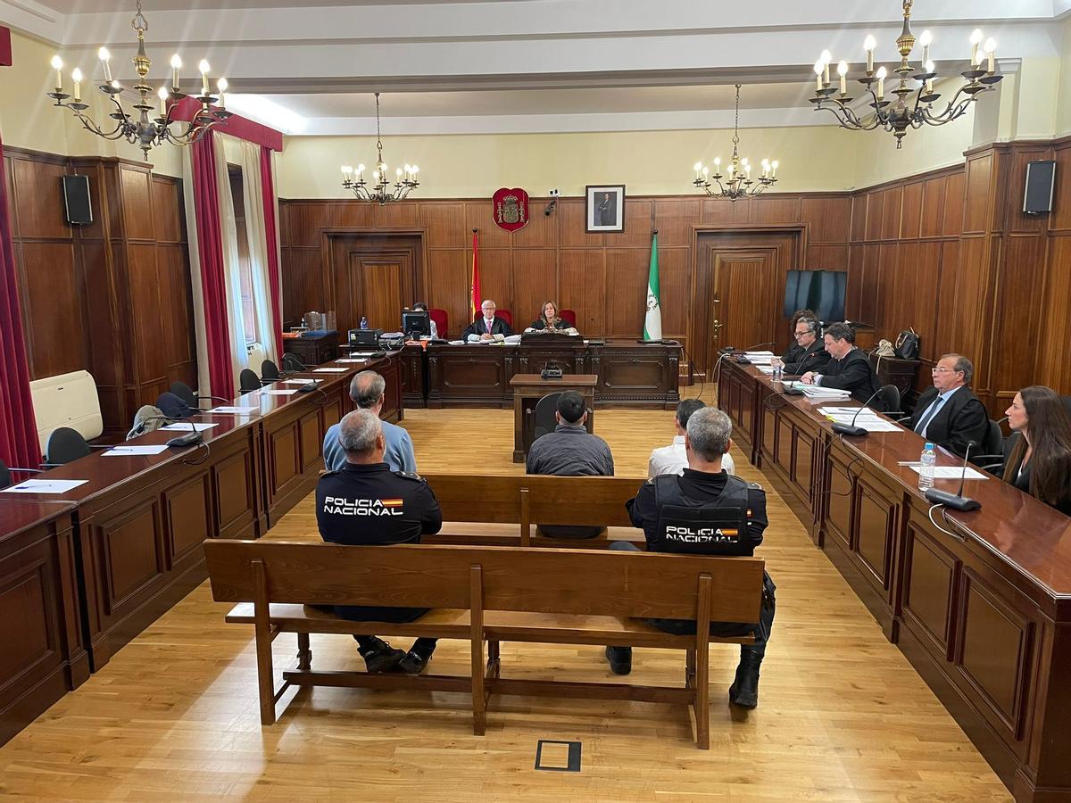 Los tres acusados en la sesión inicial del juicio.