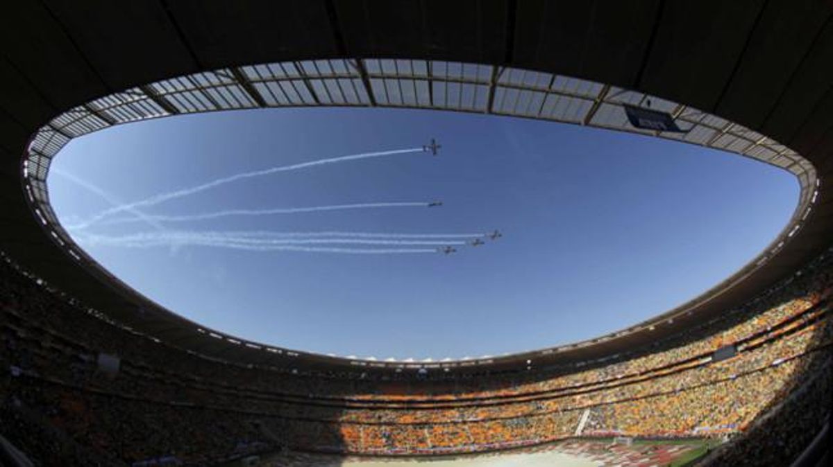 Uns avions passen per sobre del Soccer City just abans que comenci el partit entre Sud-àfrica i Mèxic.