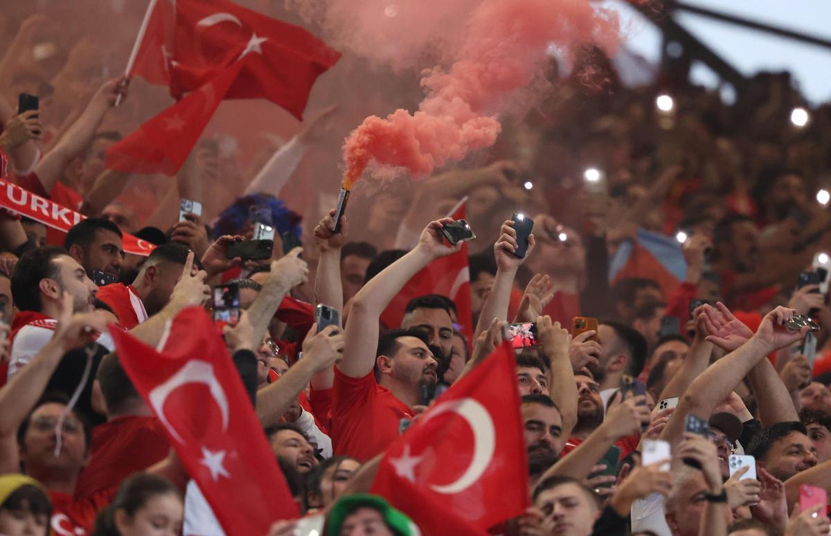 Aficionados de Turquía celebran su victoria contra Georgia en Dortmund, Alemania, el 18 de junio de 2024. EFE/EPA/CHRISTOPHER NEUNDORF