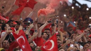 Aficionados de Turquía celebran su victoria contra Georgia en Dortmund, Alemania, el 18 de junio de 2024. EFE/EPA/CHRISTOPHER NEUNDORF