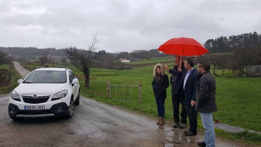 Autoridades de Lalín y Cruces, ayer, en una pista de Losón.