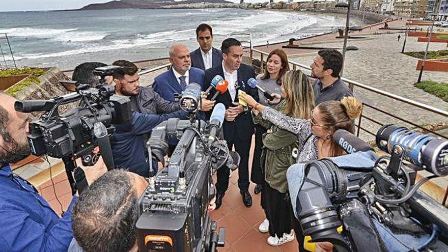 David Morales atendiendo a los medios de comunicación en la playa de Las Canteras.