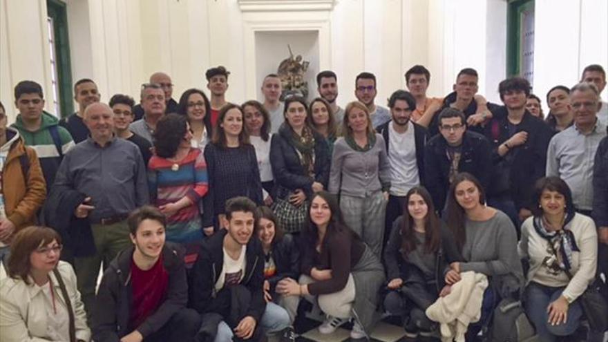 La alcaldesa recibe a los erasmus del ágora