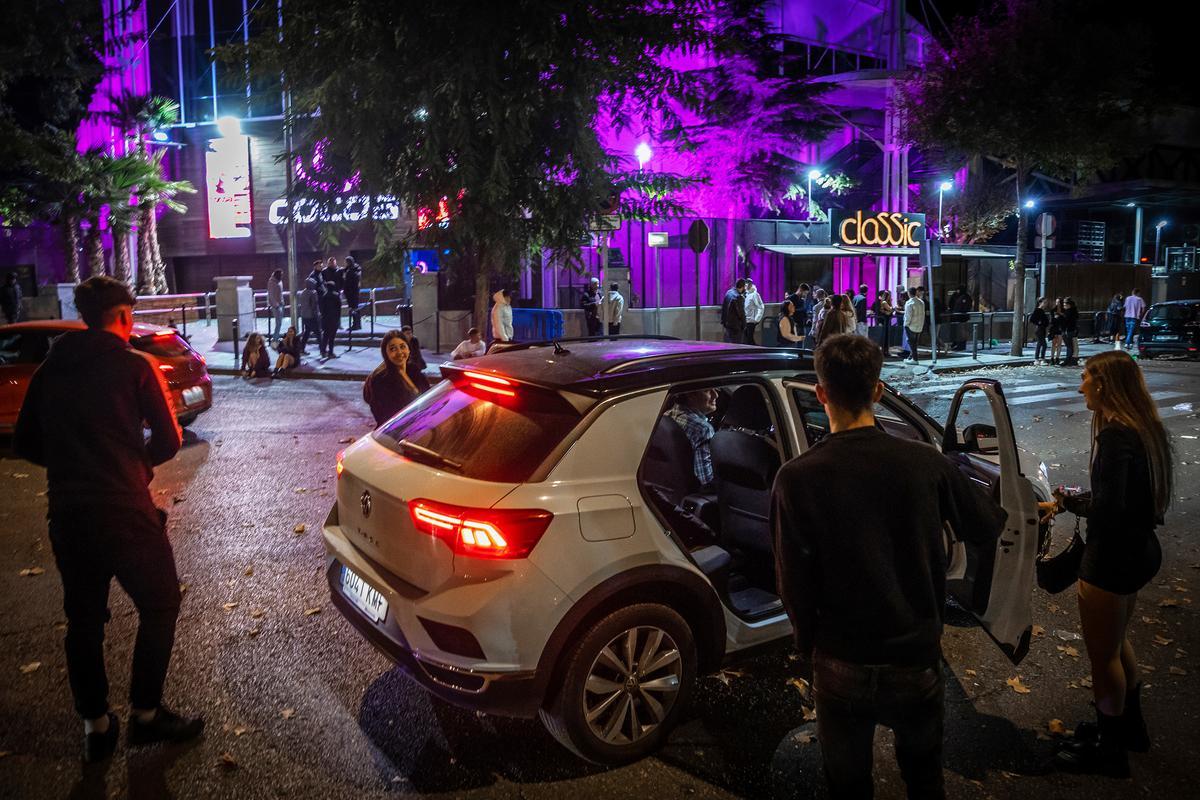 Radiografía de los papijamas, padres y madres que recogen a sus hijos en coche tras una noche de fiesta discotequera