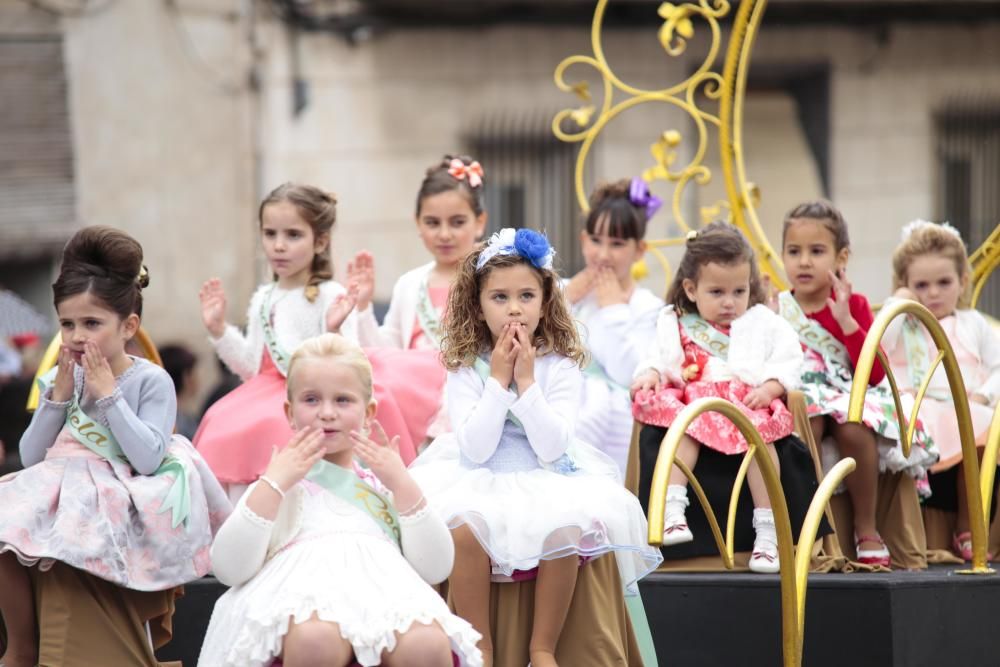 Los niños de todas las comparsas consiguen lucirse durante el Desfile Infantil a pesar del tiempo