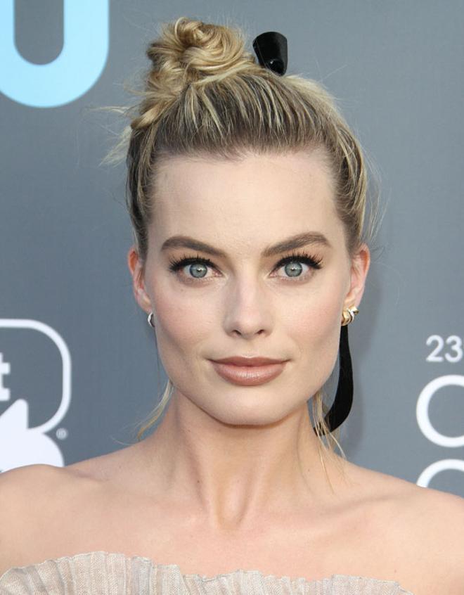 Critics' Choice Awards 2018: Margot Robbie con moño alto con lazo