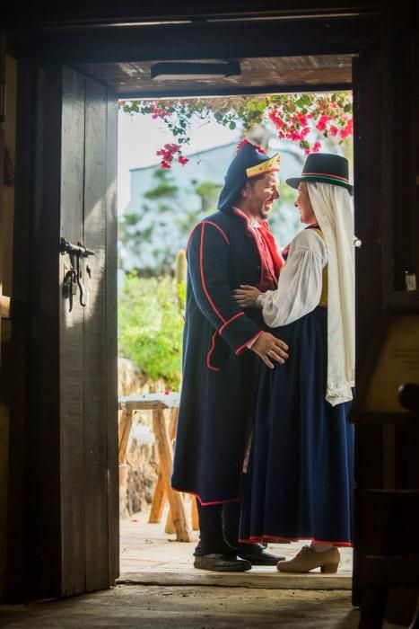 Boda con vestimenta de típicos de Gisela y Aday