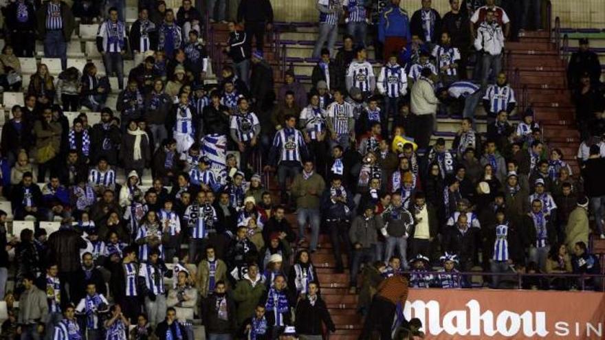 Aficionados blanquiazules en la última visita del Deportivo a Zorrilla. / lof