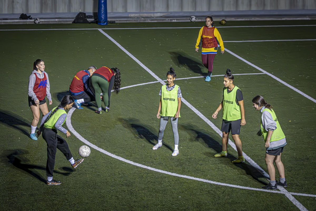 Entrenamiento del primer equipo de fútbol femenino que se crea en el barrio de La Mina