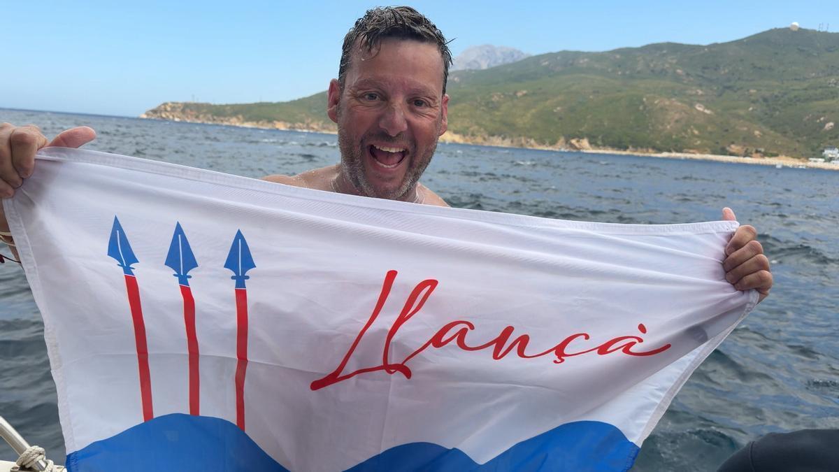 Marcos Rodríguez amb la bandera de Llançà.