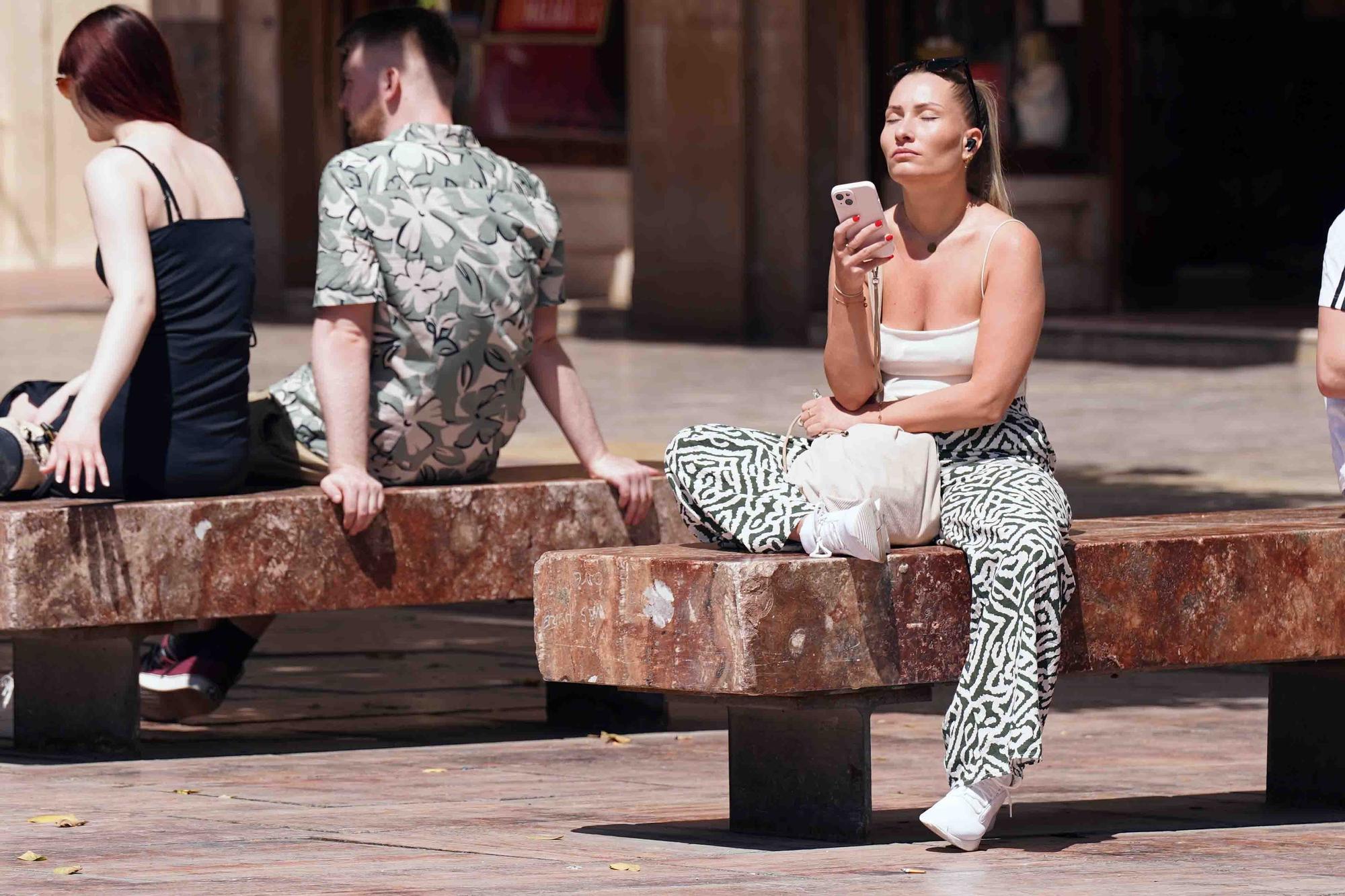 Calor en Málaga en el mes de abril. Bañistas en la playa de La Malagueta y turistas en el Centro de la ciudad, que supera los 28 grados.