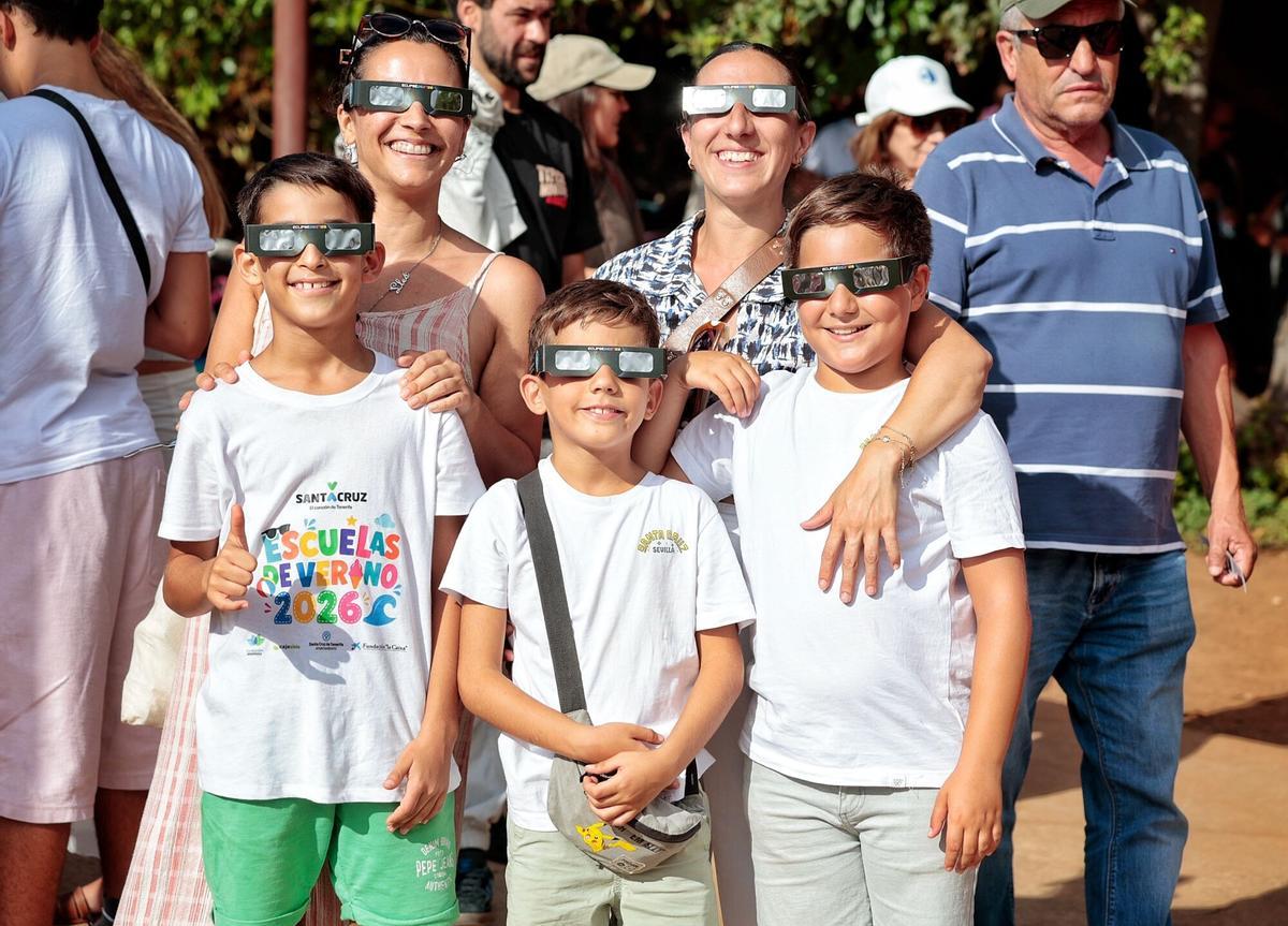Vecinos y visitantes disfrutan de una jornada marcada por la astronomía en uno de los principales puntos de observación habilitados en Tenerife.