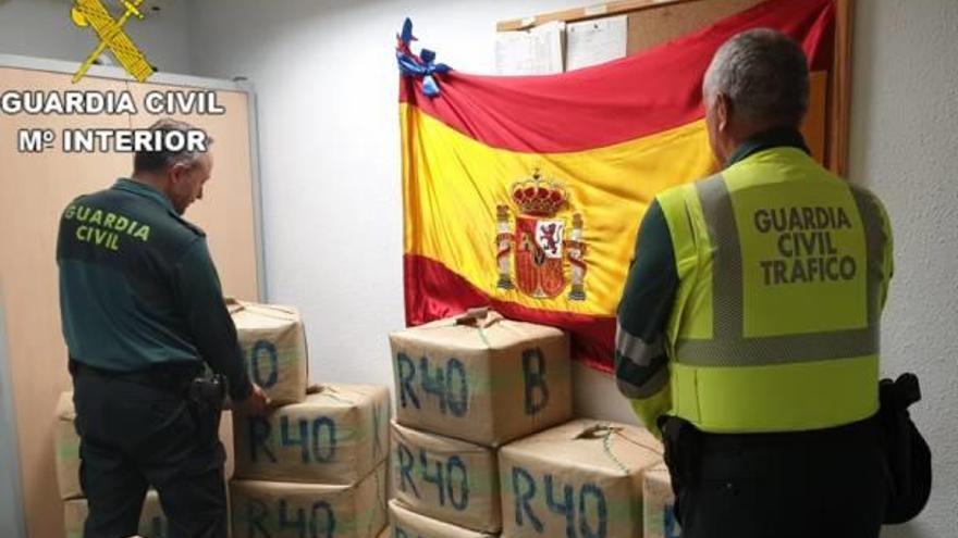 Los fardos de droga intervenidos por la Guardia Civil.