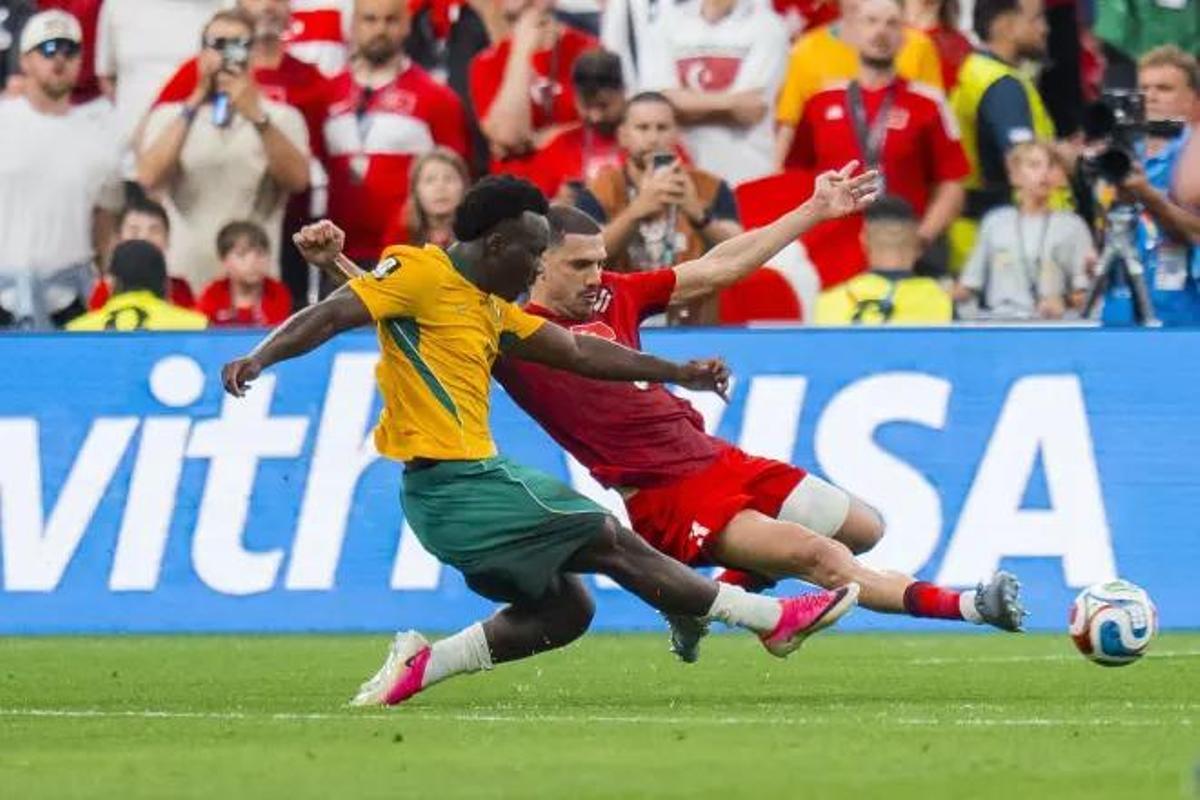 Nestory Irankunda en un partido con la selección australiana.