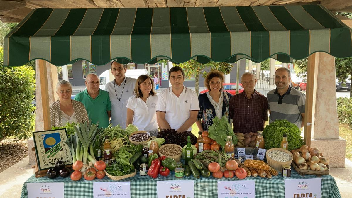 Por la izquierda, Eva María Pérez, concejala de Cultura de Llanera; José Ramón Fanjul García, de Infraestructuras y Servicios Urbanos; Eliseo López, director técnico de la Subasta de Ganado Vacuno de Llanera; Carmen Bernaldo de Quirós, técnica de Desarrollo Rural del Ayuntamiento de Llanera; Gerardo Sanz, alcalde de Llanera; Noelia García, vicepresidenta de Copae; Santiago Pérez, uno de los pioneros de la agricultura ecológica; y Carlos Nuño, director de Copae