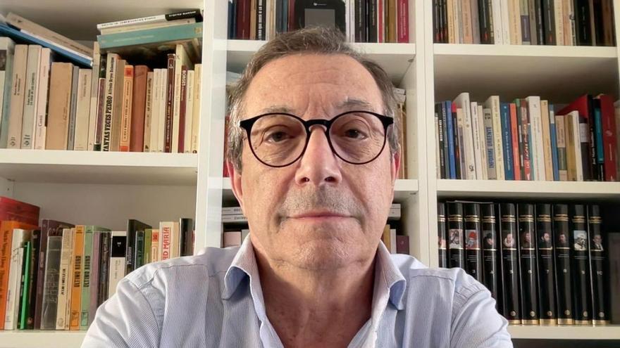 La novela 'El mundo que había de venir' de Francisco Vaz reflexiona en Badajoz sobre los autoritarismos