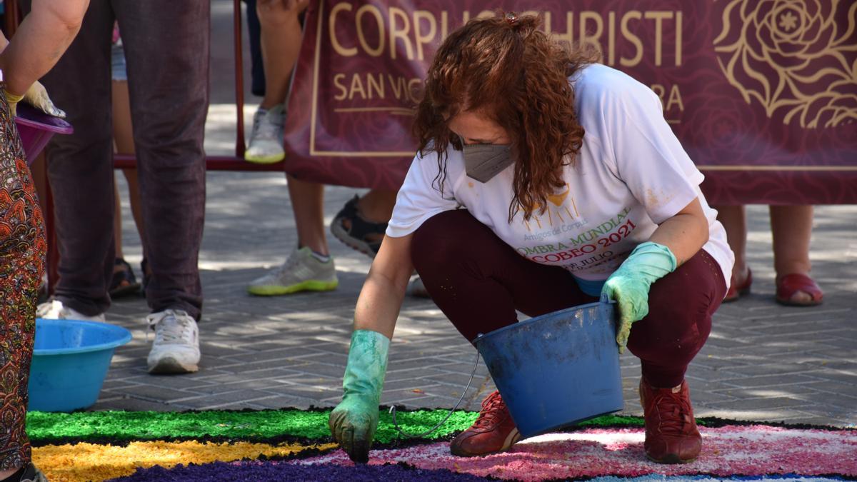 Durante la elaboración de la Alfombra.