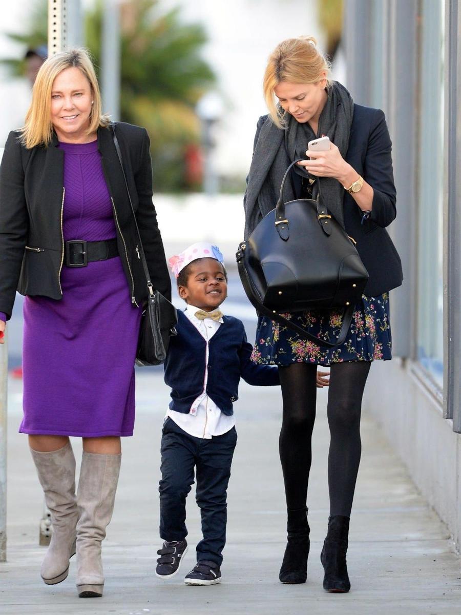 Charlize Theron y su madre paseando al hijo de la actriz