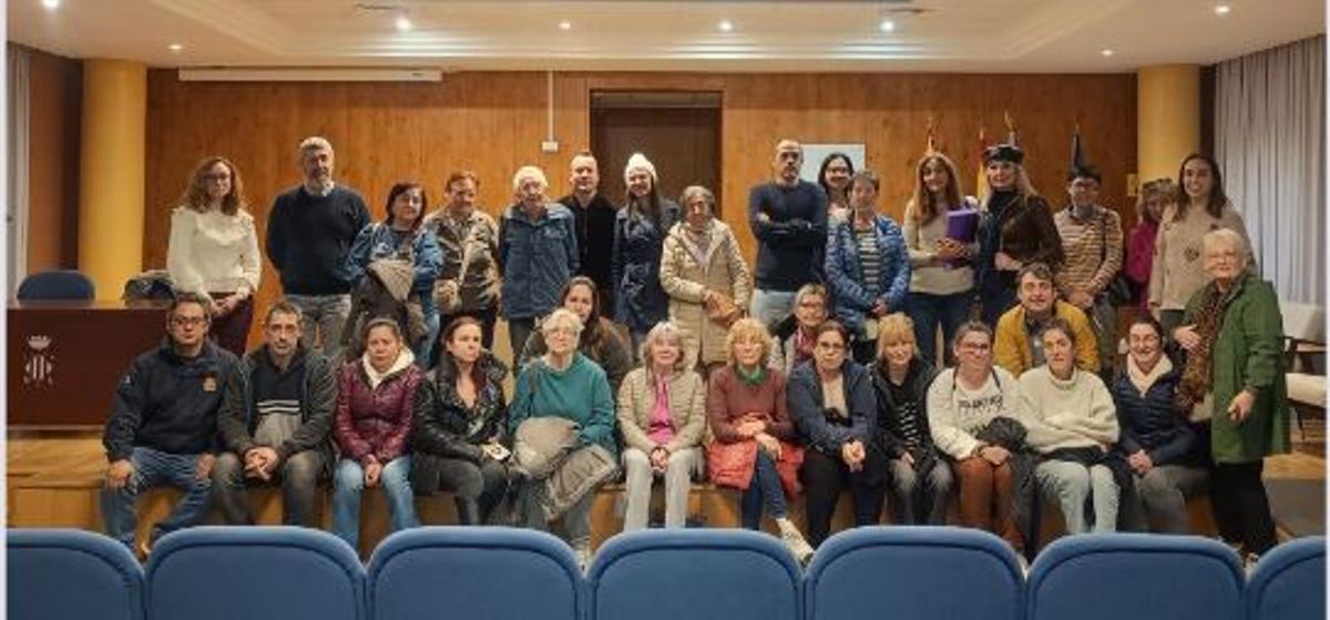 El edil de IP con asistentes a la reunión.