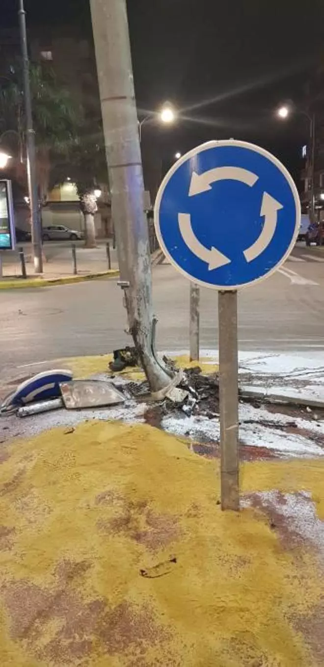 Una conductora borracha se estrella contra una farola en Xirivella en pleno estado de alarma