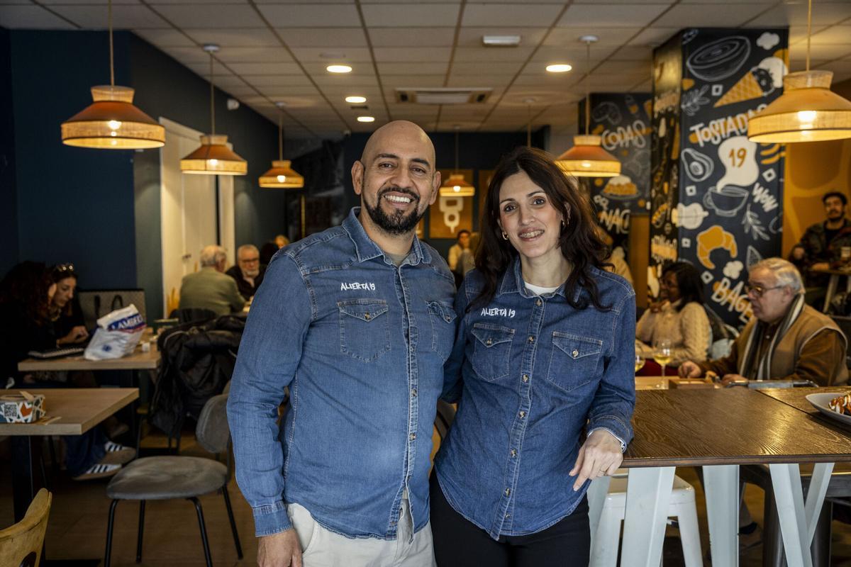 Joel y Cecilia en su bar en el centro de Zaragoza, el Alierta 19