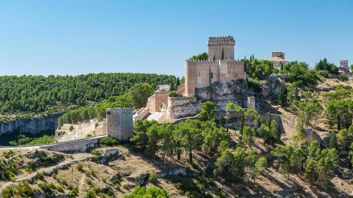 La llegada al castillo está custodiada por tres puertas de las trés antiguas murallas de la fortaleza