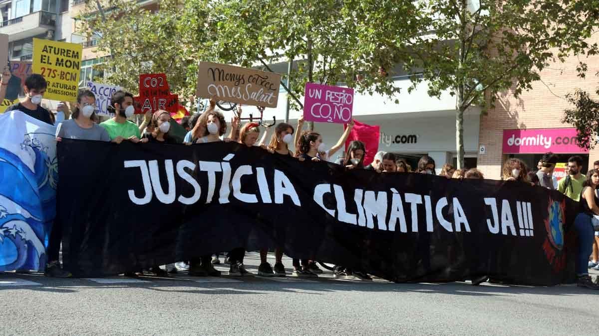 Un centenar de manifestantes convocados por Friday for future cortan la Meridiana durante una hora.