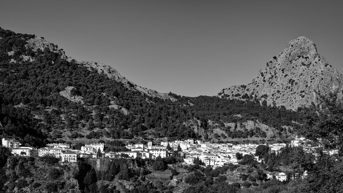 El pueblo de Grazalema a las faldas de la sierra.