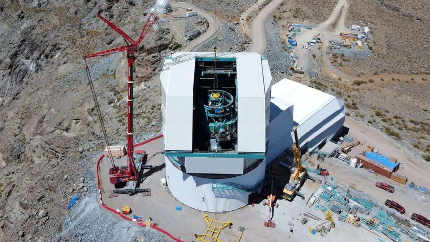 Arriba, la estación astronómica que se está construyendo en Cerro Pachón, en Chile. A la izquierda, una imagen aérea con la cúpula abierta y la grúa que se utilizó para introducir las piezas construidas por Asturfeito en Avilés. | Observatorio Rubin
