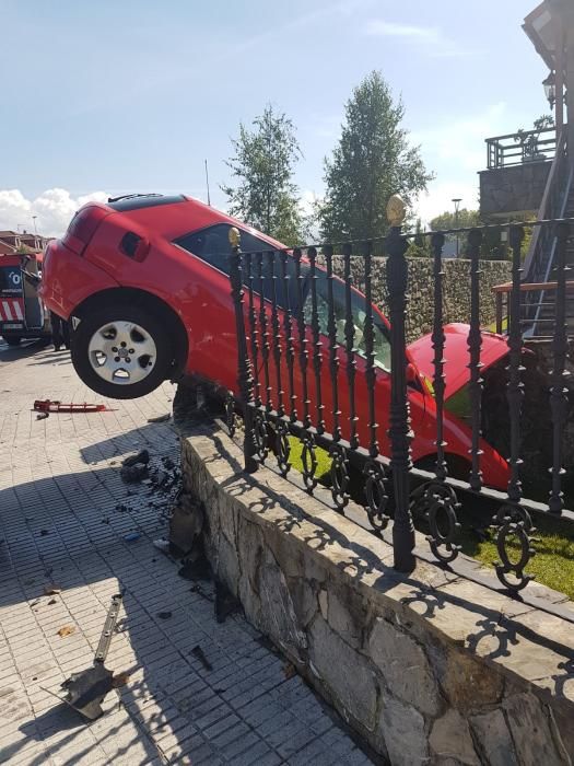 Un coche se empotra contra una casa en La Guía, en Gijón