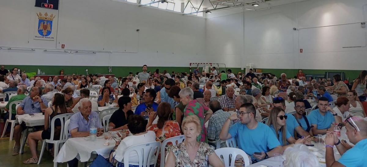 La comida popular siempre consigue reunir a una gran cantidad de vecinos y vecinas del municipio.   |