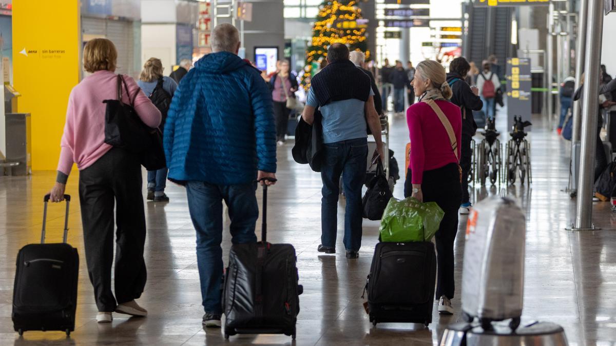 Pasajeros en el aeropuerto Alicante-Elche, en imagen de archivo