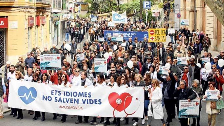 Gegen Katalanisch-Auflagen im öffentlichen Gesundheitssystem: Rund 2.500 Personen gingen am Sonntag (18.2.) in Palma auf die Straße.