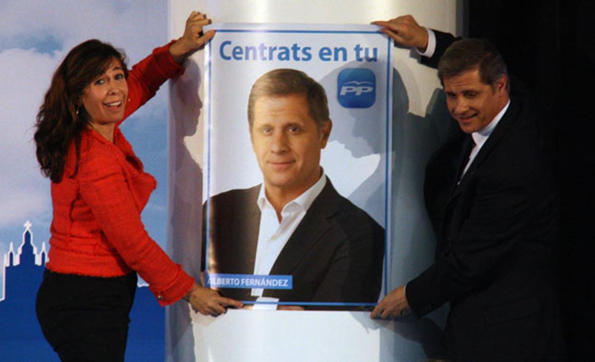 El candidato a la alcaldía de Barcelona por el PP, Alberto Fernández Díaz, pega junto con Alicia Sánchez Camacho un cartel electoral para dar inicio a la campaña