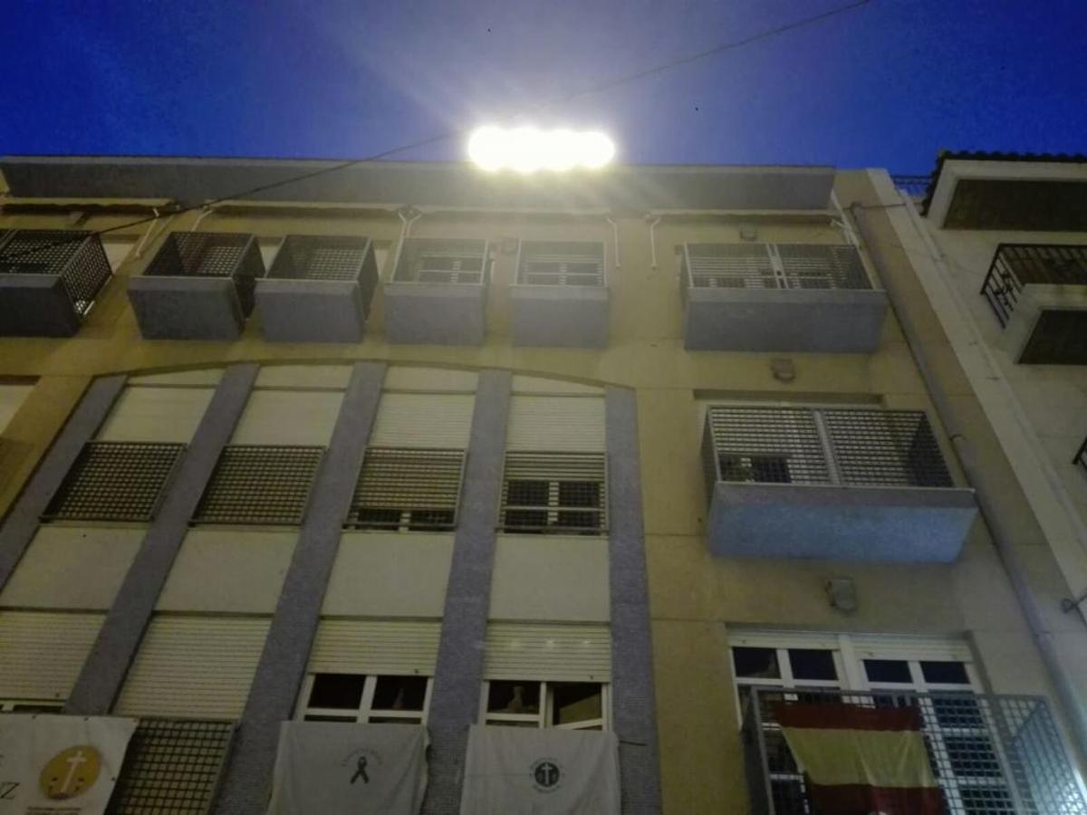 El Ayuntamiento de Callosa neutraliza con unos focos el holograma de la Cruz