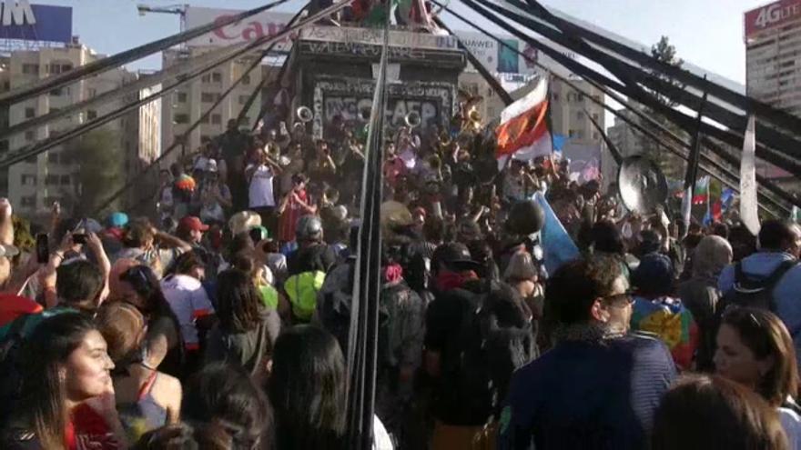 El fútbol se toma las protestas en Chile tras la muerte de un hincha del Colo Colo