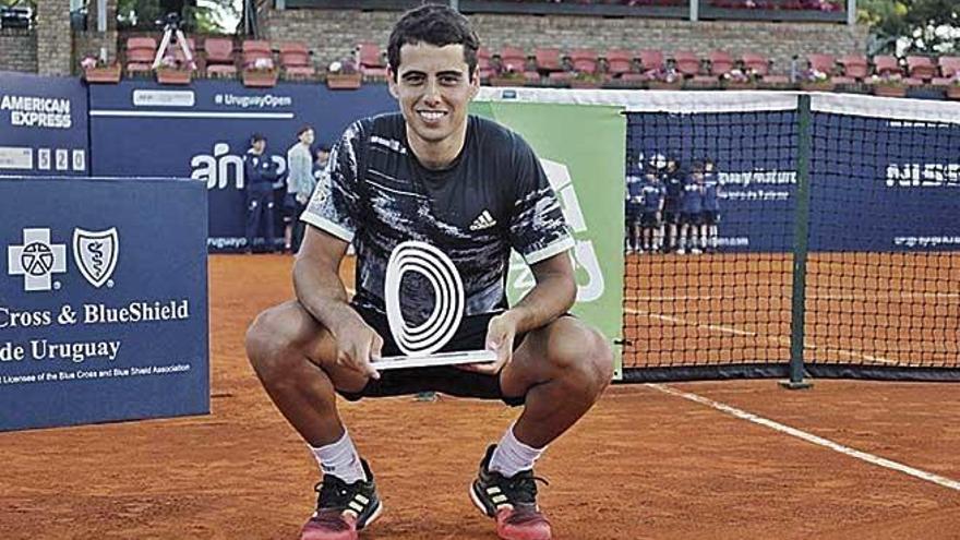 Jaume Munar posa con el trofeo de campeÃ³n del torneo de Uruguay.