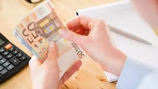 Evita las multas: descubre las 4 transacciones con dinero en efectivo que Hacienda vigila de cerca