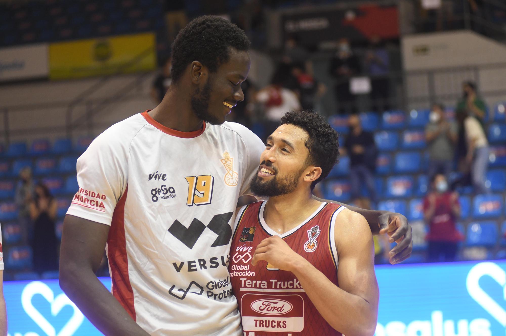 El Real Murcia sorprende al Granada y fuerza el tercer partido del play off de ascenso (69-62)