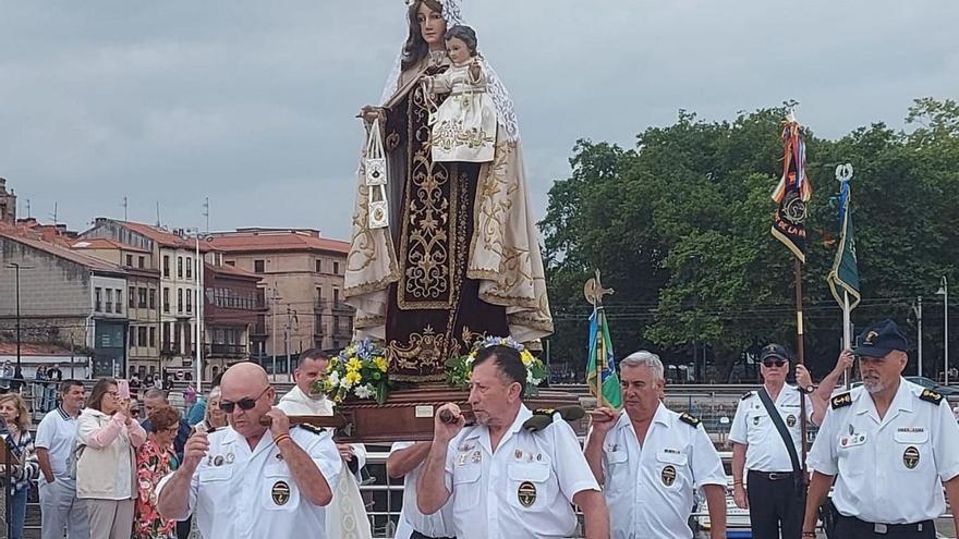 Integrantes de la asociación Lepanto llevando a hombros la imagen de la Virgen del Carmen en Avilés.