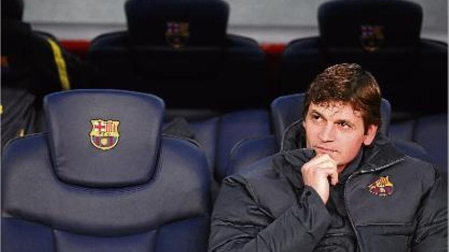 Tito Vilanova, assegut a la banqueta del Camp Nou en el partit de Lliga contra l&#039;Espanyol.