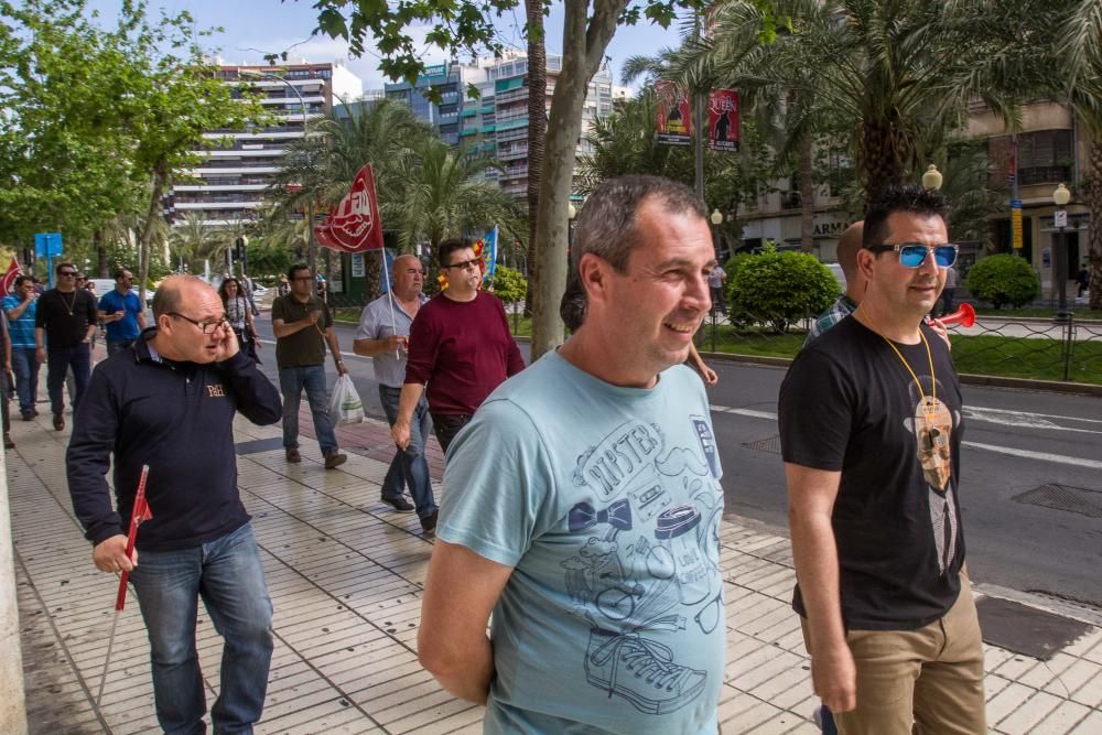 Atascos en Alicante por la huelga de taxis