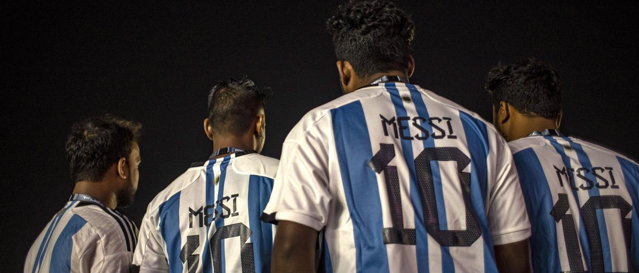 Aficionados argentinos enfundados con la camiseta de Messi, en Doha.