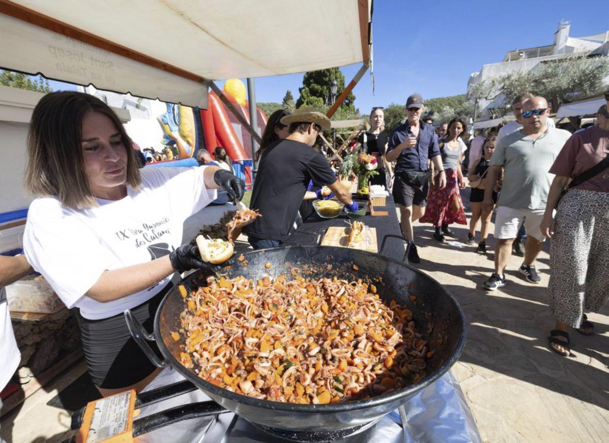 Una mujer cocinando durante el concurso. |