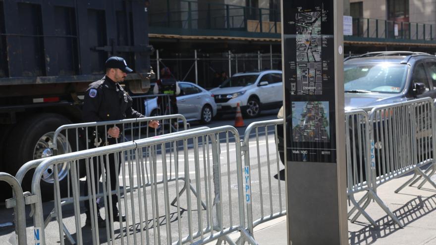 Un hombre joven se prende fuego frente al tribunal donde se juzga a Trump