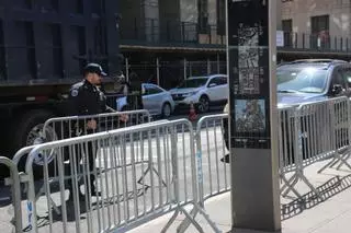 Un hombre joven se prende fuego frente al tribunal donde se juzga a Trump