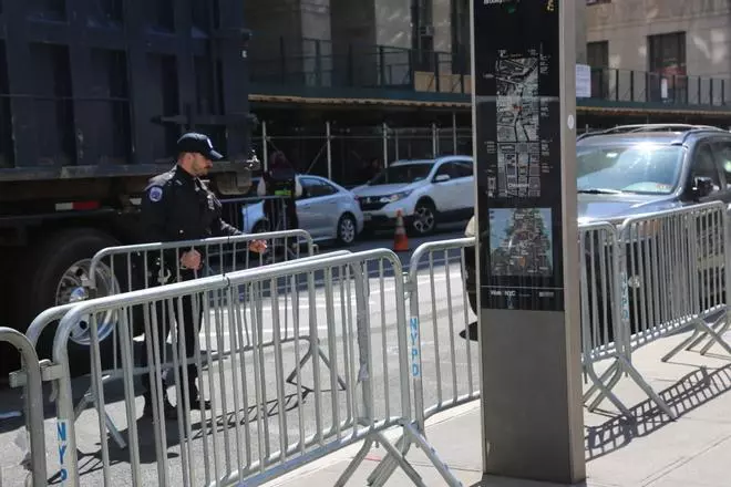 Un hombre joven se prende fuego frente al tribunal donde se juzga a Trump