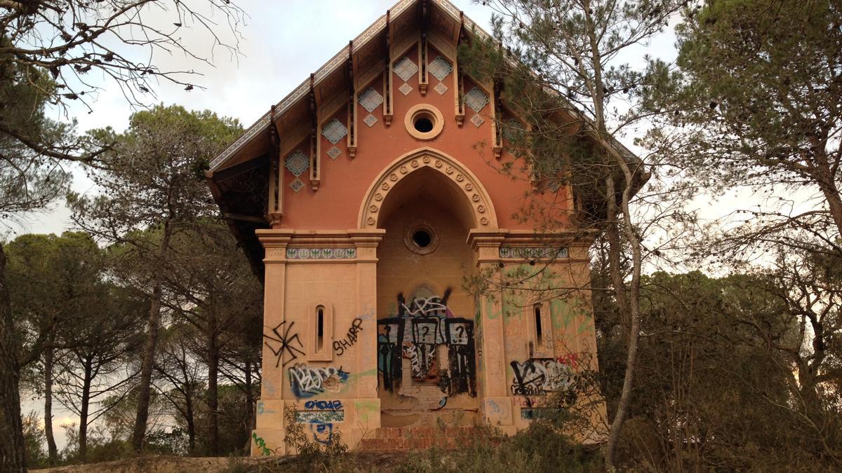 SOS Lloret denuncia que les casetes modernistes de Sant Pere del Bosc estan plenes de pintades i degradades.
