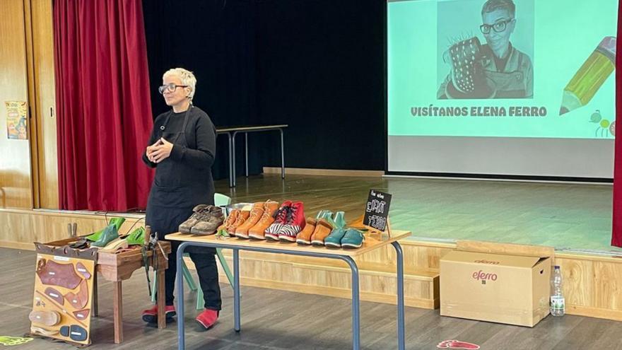 La artesana durante la actividad en el centro, ayer.